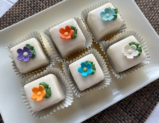 6 Petit Fours.
